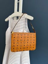Lade das Bild in den Galerie-Viewer, MCM CLUTCH
