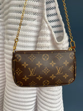 Lade das Bild in den Galerie-Viewer, LOUIS VUITTON MINI POCHETTE
