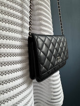 Lade das Bild in den Galerie-Viewer, CHANEL WOC
