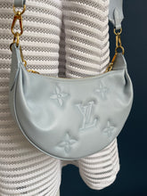 Lade das Bild in den Galerie-Viewer, LOUIS VUITTON OVER THE MOON BUBBLEGRAM
