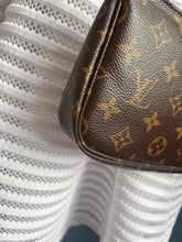 Lade das Bild in den Galerie-Viewer, LOUIS VUITTON POCHETTE
