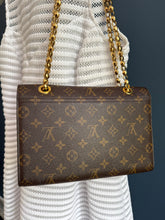 Lade das Bild in den Galerie-Viewer, LOUIS VUITTON VICTOIRE
