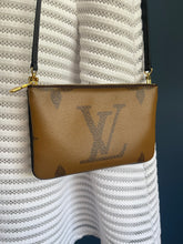 Lade das Bild in den Galerie-Viewer, LOUIS VUITTON DOUBLE ZIP POCHETTE REVERSE
