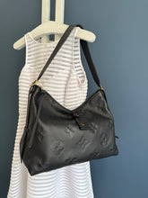 Lade das Bild in den Galerie-Viewer, LOUIS VUITTON CARRYALL MM
