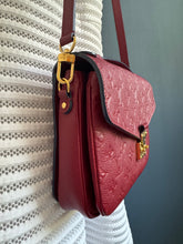 Lade das Bild in den Galerie-Viewer, LOUIS VUITTON MÉTIS CHERRY

