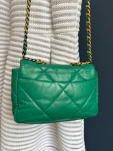 Lade das Bild in den Galerie-Viewer, CHANEL 19 SMALL
