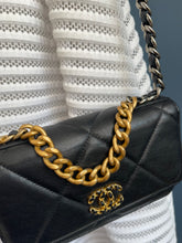 Lade das Bild in den Galerie-Viewer, CHANEL 19 WALLET ON CHAIN
