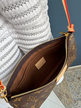 Lade das Bild in den Galerie-Viewer, LOUIS VUITTON POCHETTE
