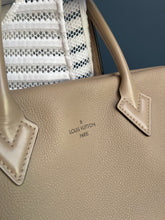 Lade das Bild in den Galerie-Viewer, LOUIS VUITTON VEAU CACHEMIRE W PM GALET

