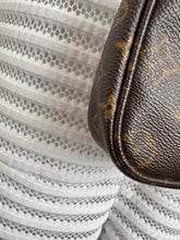 Lade das Bild in den Galerie-Viewer, LOUIS VUITTON MINI POCHETTE

