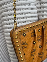 Lade das Bild in den Galerie-Viewer, MCM CLUTCH
