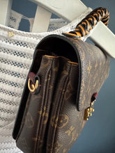 Lade das Bild in den Galerie-Viewer, LOUIS VUITTON MÉTIS MIT GEFLOCHTENEN GRIFF
