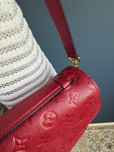 Lade das Bild in den Galerie-Viewer, LOUIS VUITTON MÉTIS CHERRY
