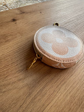 Lade das Bild in den Galerie-Viewer, LOUIS VUITTON ROUND COIN
