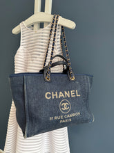 Lade das Bild in den Galerie-Viewer, CHANEL DEAUVILLE
