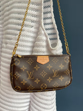 Lade das Bild in den Galerie-Viewer, LOUIS VUITTON MINI POCHETTE
