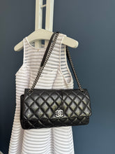 Lade das Bild in den Galerie-Viewer, CHANEL LADY PEARLY FLAP BAG
