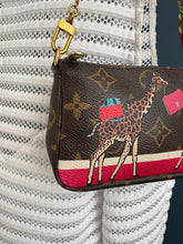 Lade das Bild in den Galerie-Viewer, LOUIS VUITTON MINI POCHETTE
