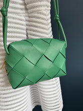 Lade das Bild in den Galerie-Viewer, BOTTEGA VENETA CASSETA CAMERA BAG
