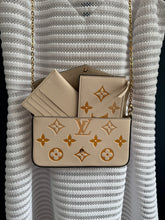 Lade das Bild in den Galerie-Viewer, LOUIS VUITTON FÉLICIE BY THE POOL
