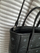 Lade das Bild in den Galerie-Viewer, MCM TONI SHOPPER
