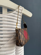 Lade das Bild in den Galerie-Viewer, LOUIS VUITTON MINI POCHETTE
