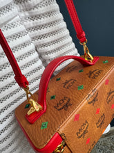 Lade das Bild in den Galerie-Viewer, MCM ROCKSTAR VANITY
