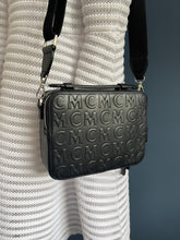 Lade das Bild in den Galerie-Viewer, MCM CAMERA BAG
