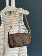 Lade das Bild in den Galerie-Viewer, LOUIS VUITTON POCHETTE ACCESSOIRES
