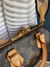 Lade das Bild in den Galerie-Viewer, LOUIS VUITTON SPEEDY 20 MIT SCHULTERRIEMEN
