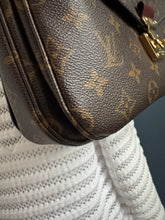 Lade das Bild in den Galerie-Viewer, LOUIS VUITTON MÉTIS MIT GEFLOCHTENEN GRIFF
