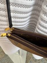 Lade das Bild in den Galerie-Viewer, LOUIS VUITTON DOUBLE ZIP POCHETTE
