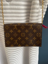 Lade das Bild in den Galerie-Viewer, LOUIS VUITTON FLORE CHAIN WALLET
