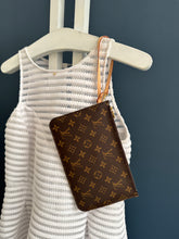 Lade das Bild in den Galerie-Viewer, LOUIS VUITTON CLUTCH
