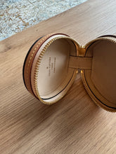 Lade das Bild in den Galerie-Viewer, LOUIS VUITTON AIRPOD CASE / ANHÄNGER

