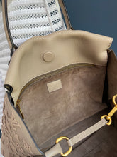 Lade das Bild in den Galerie-Viewer, LOUIS VUITTON VEAU CACHEMIRE W PM GALET
