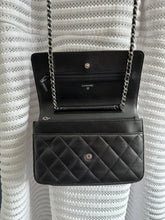 Lade das Bild in den Galerie-Viewer, CHANEL WOC

