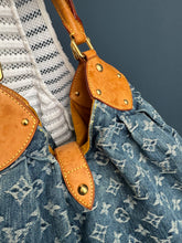 Lade das Bild in den Galerie-Viewer, LOUIS VUITTON MAHINA XL DENIM
