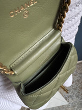 Lade das Bild in den Galerie-Viewer, CHANEL COCO MAIL MINI CLUTCH
