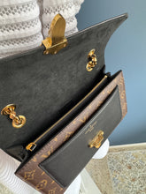Lade das Bild in den Galerie-Viewer, LOUIS VUITTON VICTOIRE
