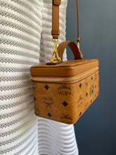 Lade das Bild in den Galerie-Viewer, MCM KOSMETIK CROSSBODYBAG
