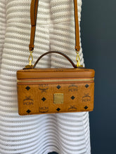 Lade das Bild in den Galerie-Viewer, MCM KOSMETIK CROSSBODYBAG
