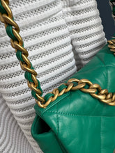 Lade das Bild in den Galerie-Viewer, CHANEL 19 SMALL
