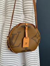 Lade das Bild in den Galerie-Viewer, LOUIS VUITTON BOÎTE CHAPEAU SOUPLE MM
