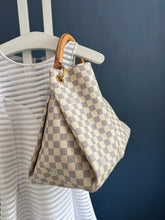 Lade das Bild in den Galerie-Viewer, LOUIS VUITTON ATRSY MM
