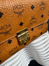Lade das Bild in den Galerie-Viewer, MCM MILLIE BAG
