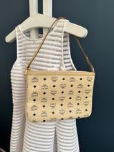 Lade das Bild in den Galerie-Viewer, MCM CLUTCH
