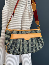 Lade das Bild in den Galerie-Viewer, LOUIS VUITTON RAYÉ PORTE EPAULE MM

