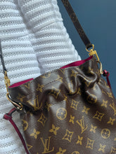 Lade das Bild in den Galerie-Viewer, LOUIS VUITTON POUCH MIT SCHULTERRIEMEN
