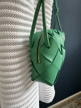 Lade das Bild in den Galerie-Viewer, BOTTEGA VENETA CASSETA CAMERA BAG
